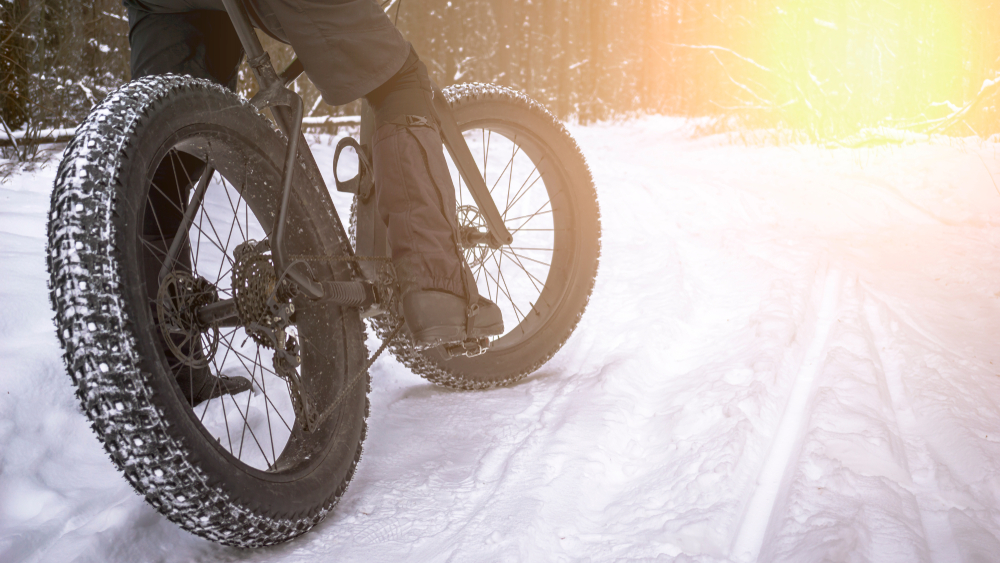 Bicycle with heavy snow tires in winter landscapeFOTO: Lisens via Alltidfredag.no - Shutterstock
