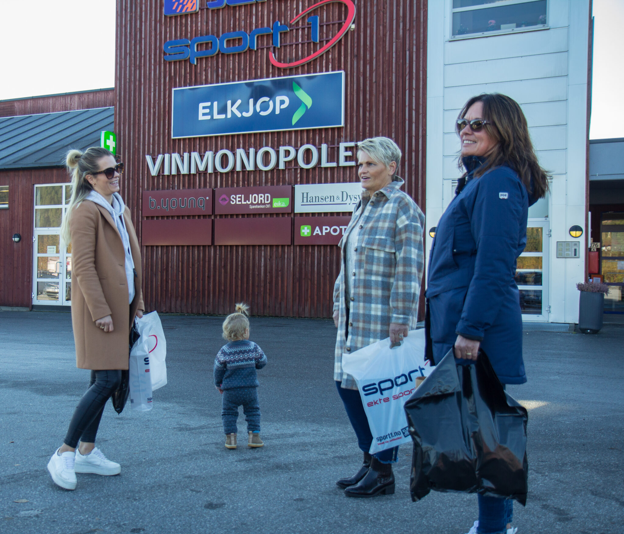 smilende kvinner som møtes utefor kjøpesenteret Fristadsenteret i Åmot, Vinje.