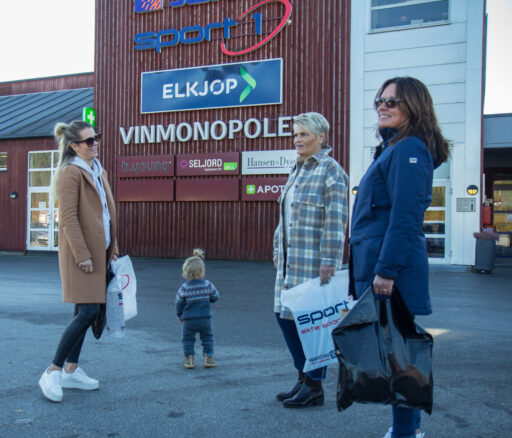 smilende kvinner som møtes utefor kjøpesenteret Fristadsenteret i Åmot, Vinje.