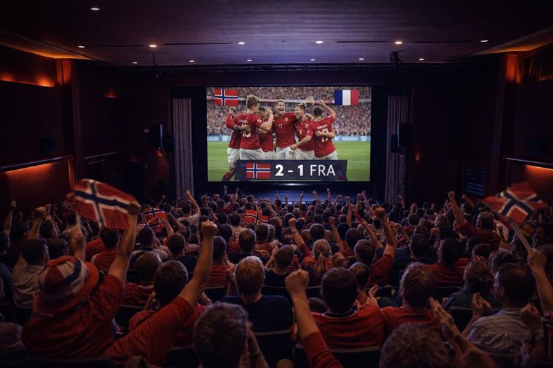 Ai genereret bilete av fullsat sal på Vinjehuset med Norge i VM kamp